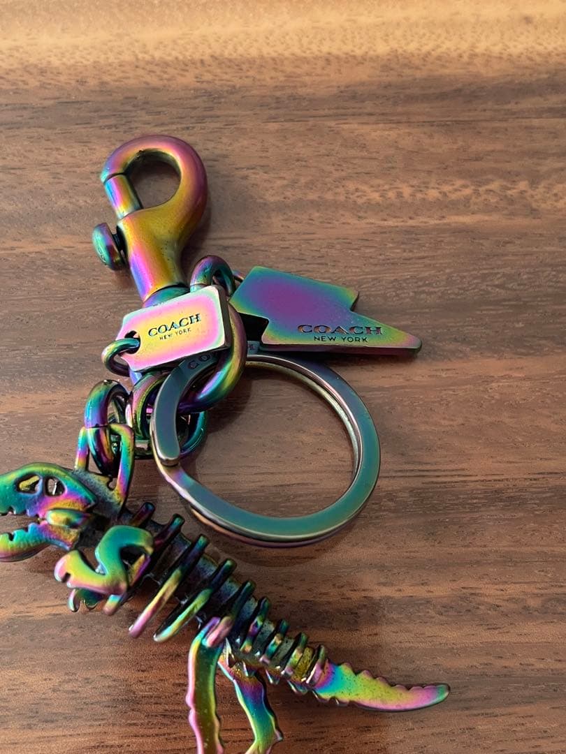 美品 【COACH】コーチ /レキシー虹色恐竜-レインボーキーホルダー