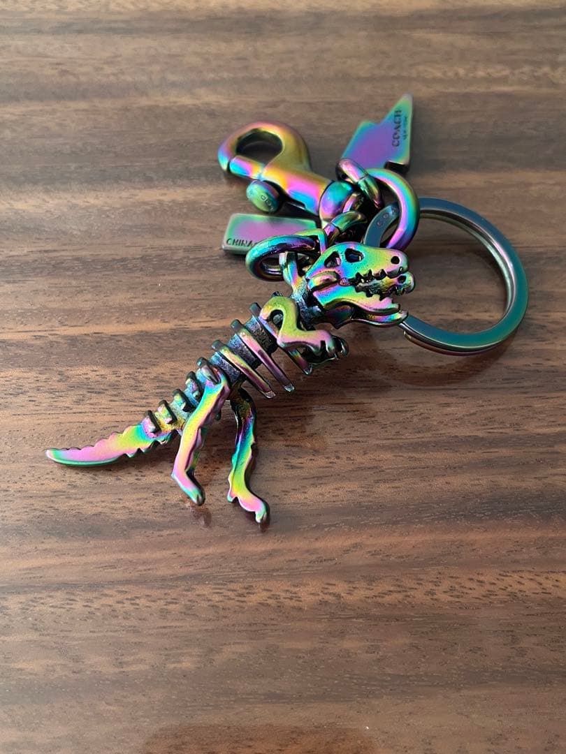美品 【COACH】コーチ /レキシー虹色恐竜-レインボーキーホルダー
