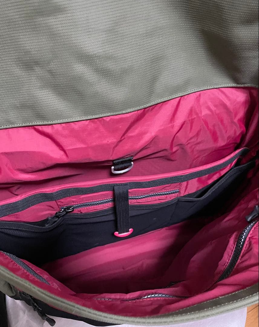 KLATTERMUSEN Fenja メッセンジャーバッグ オリーブグリーン