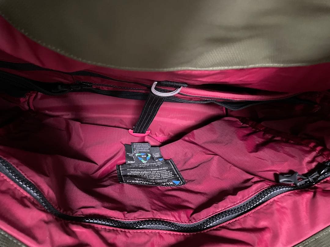 KLATTERMUSEN Fenja メッセンジャーバッグ オリーブグリーン