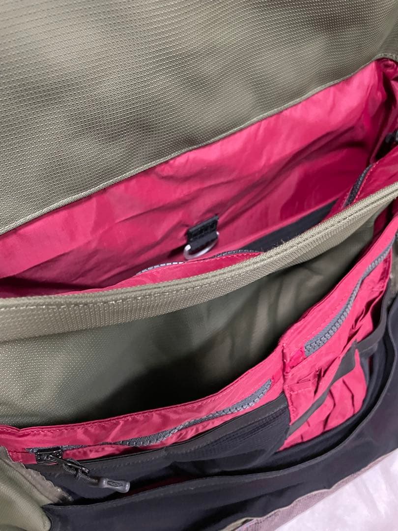 KLATTERMUSEN Fenja メッセンジャーバッグ オリーブグリーン