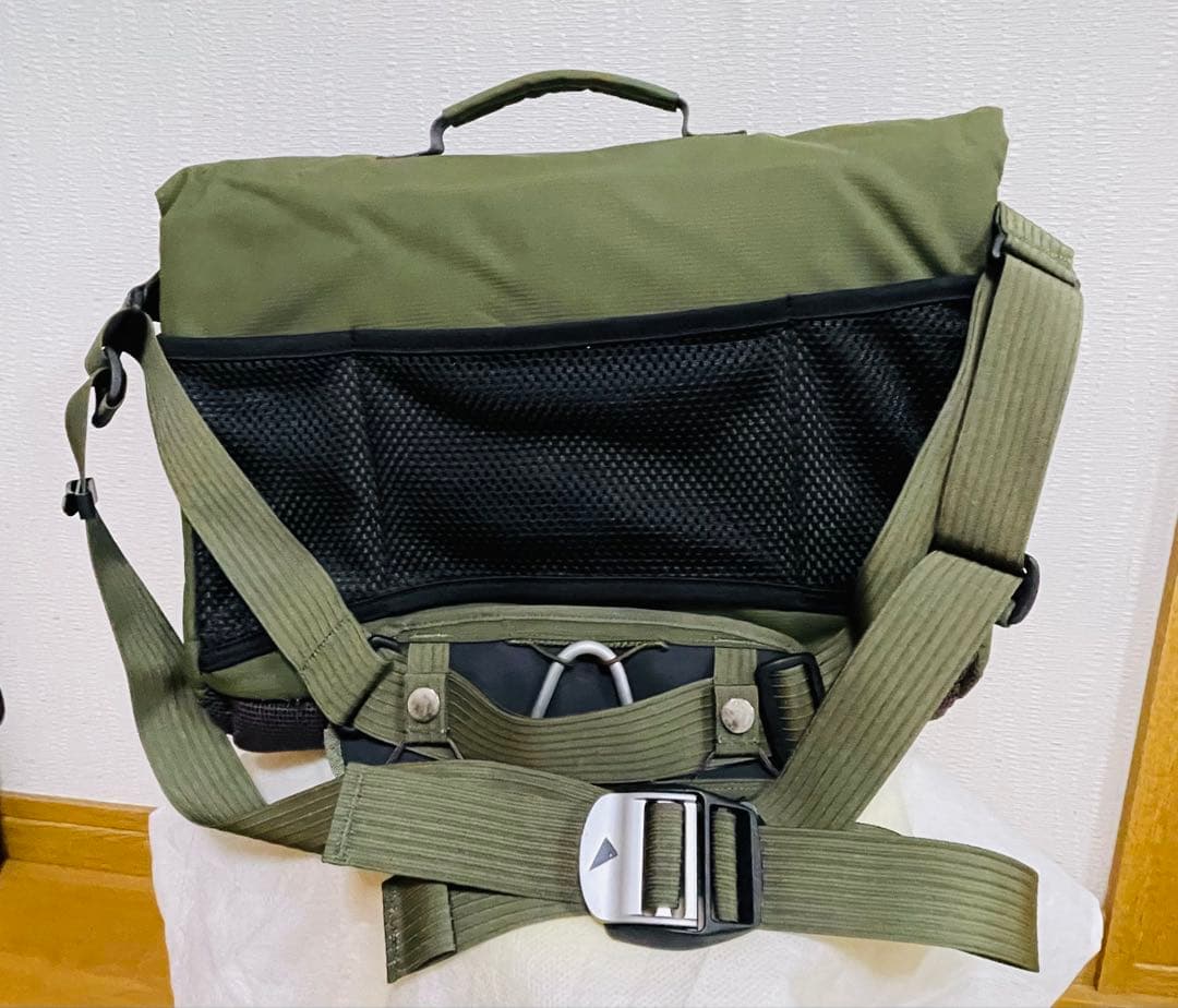 KLATTERMUSEN Fenja メッセンジャーバッグ オリーブグリーン