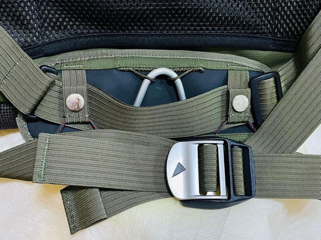 KLATTERMUSEN Fenja メッセンジャーバッグ オリーブグリーン