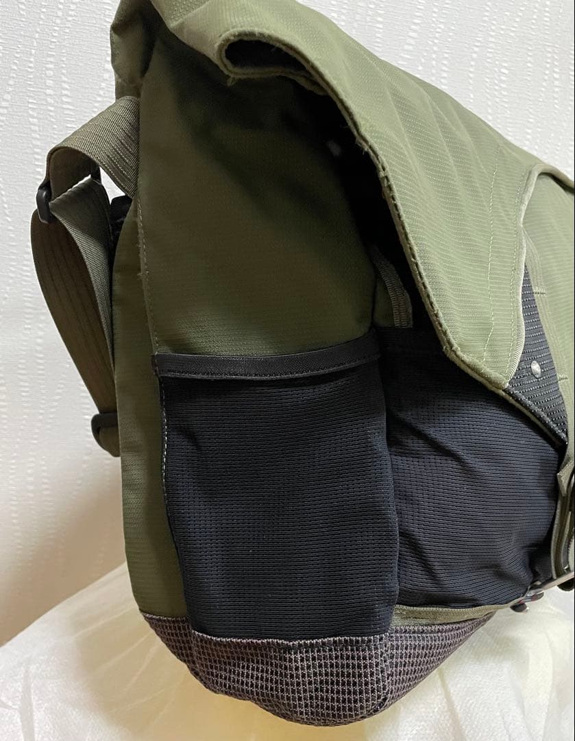 KLATTERMUSEN Fenja メッセンジャーバッグ オリーブグリーン