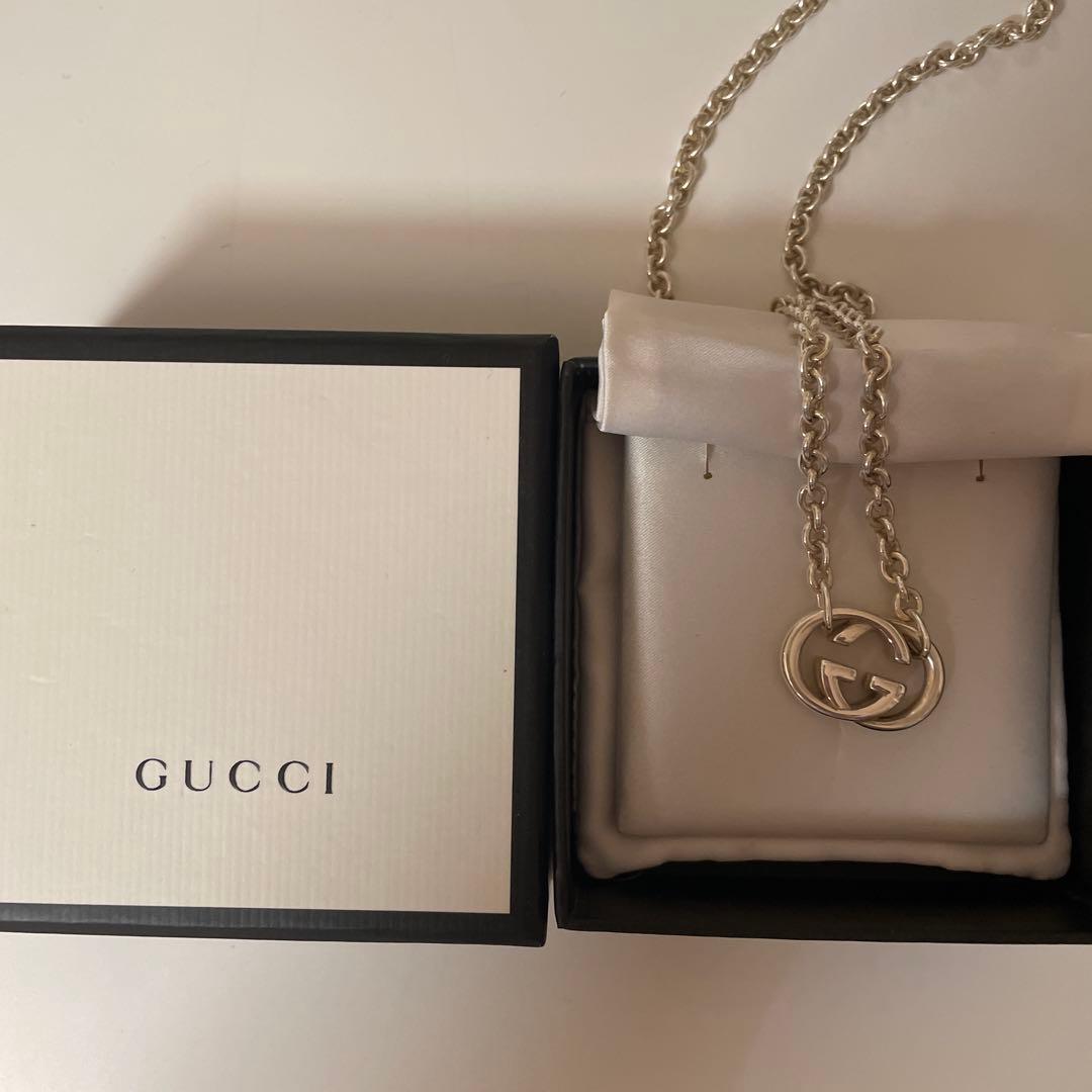 GUCCI シルバー ロゴプレート ネックレス