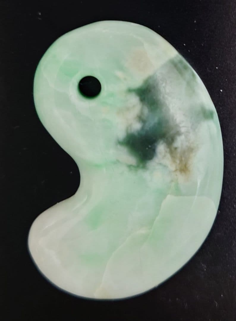 糸魚川翡翠　勾玉