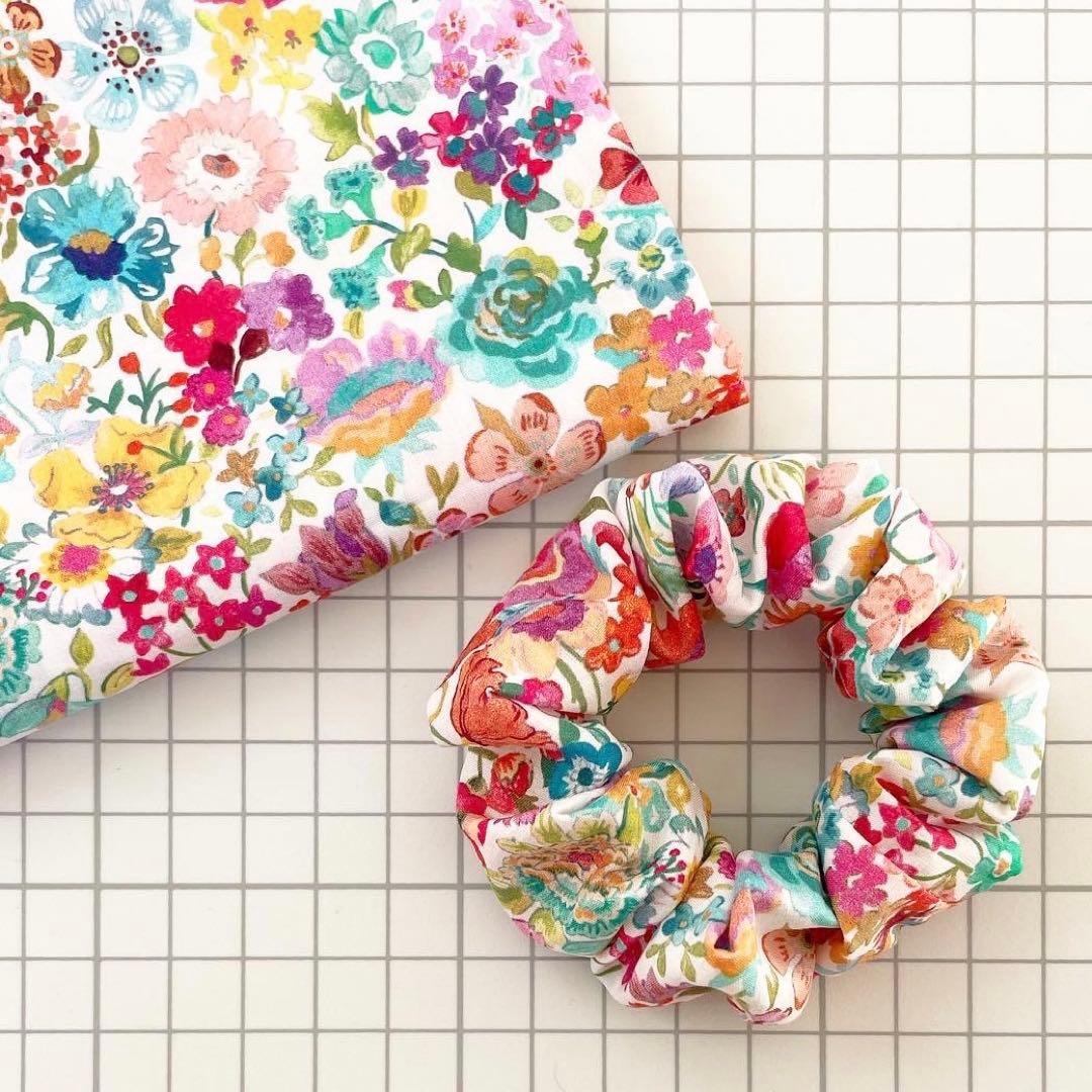 リバティプリント“クラシック・メドゥ“のシュシュ　ヘアゴム　カラフル