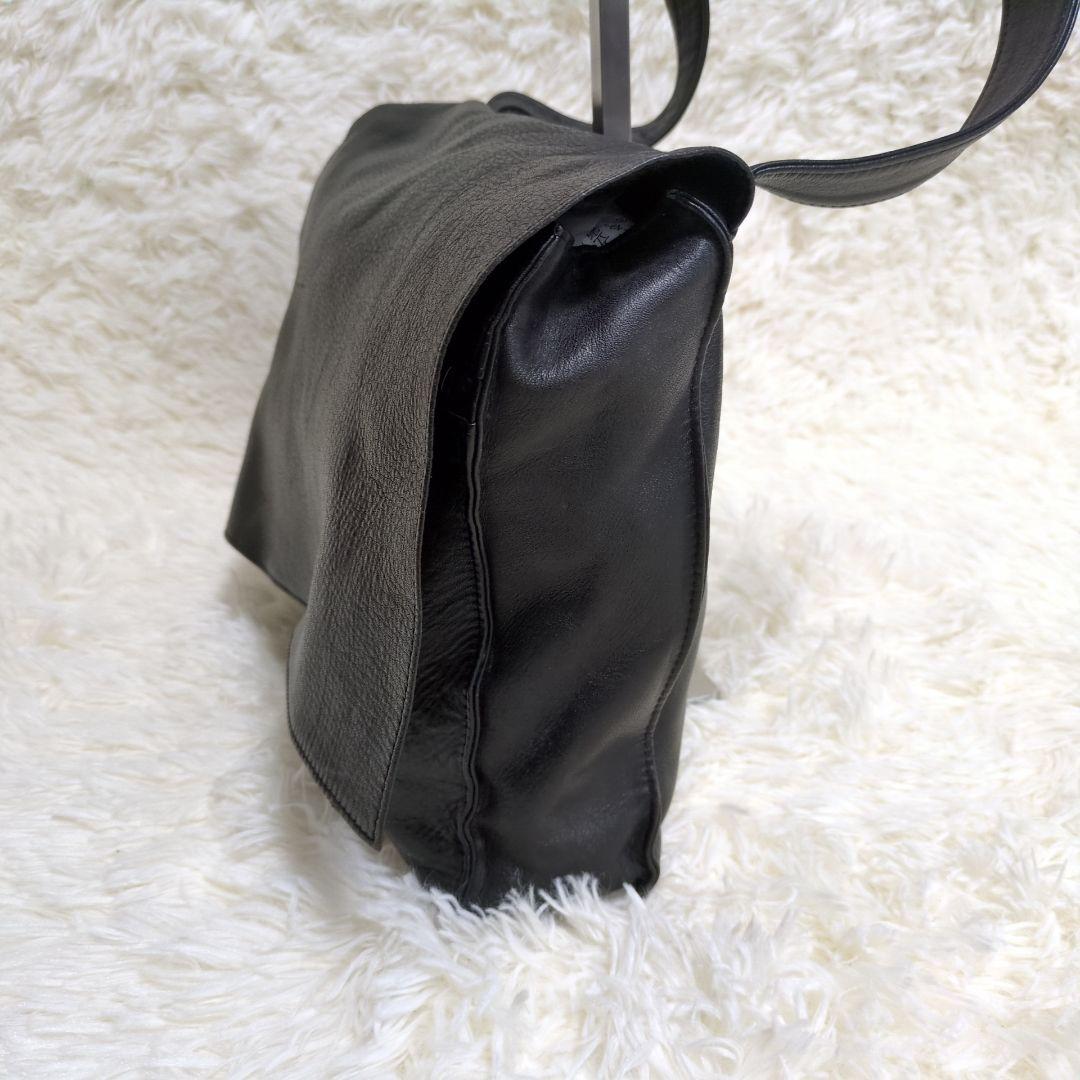 美品✨本革 マーガレットハウエル メッセンジャーバッグ クロスボディ ロゴ型押し