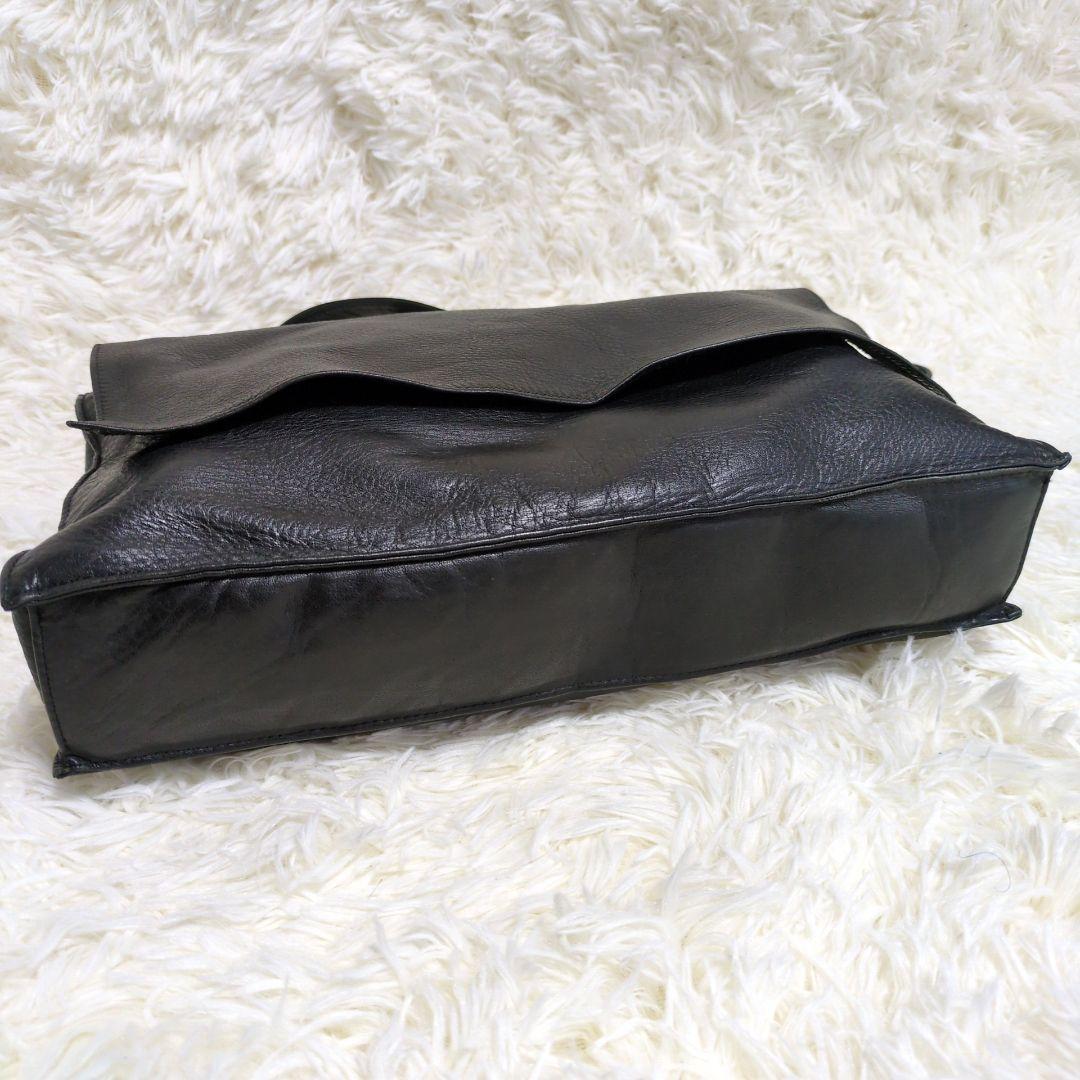 美品✨本革 マーガレットハウエル メッセンジャーバッグ クロスボディ ロゴ型押し