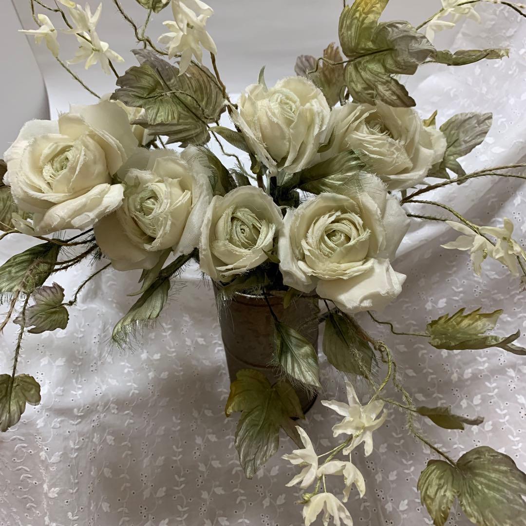 オフホワイトのばらと枝の花と葉