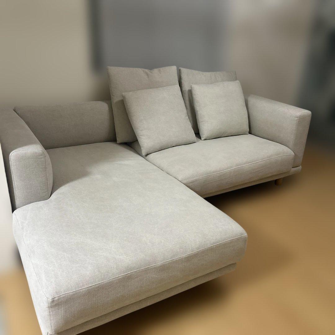 ACTUSソファ　BUILD ベージュ色　 4個クッション付き