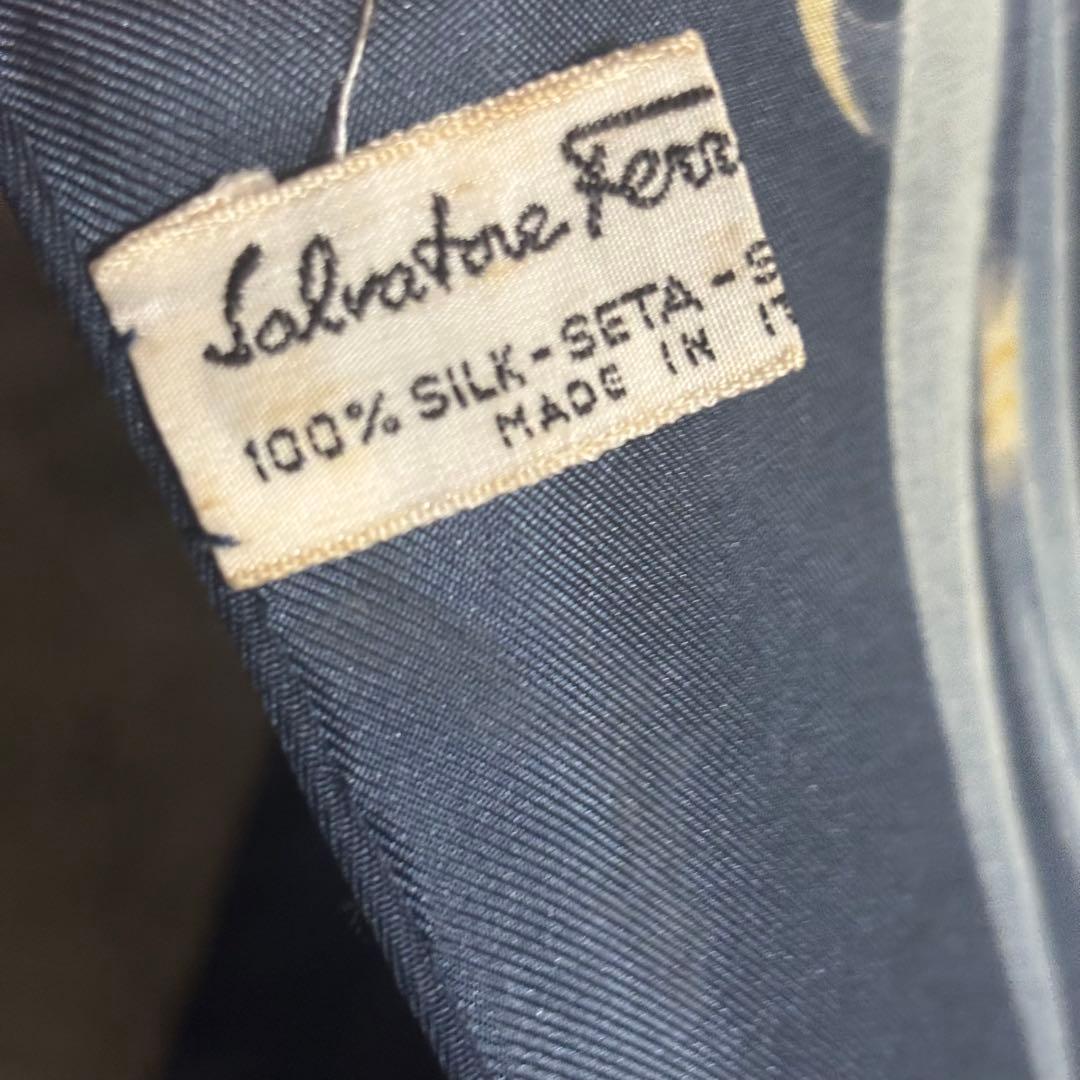 良柄　Salvatore Feragammo 88×88 シルクスカーフ