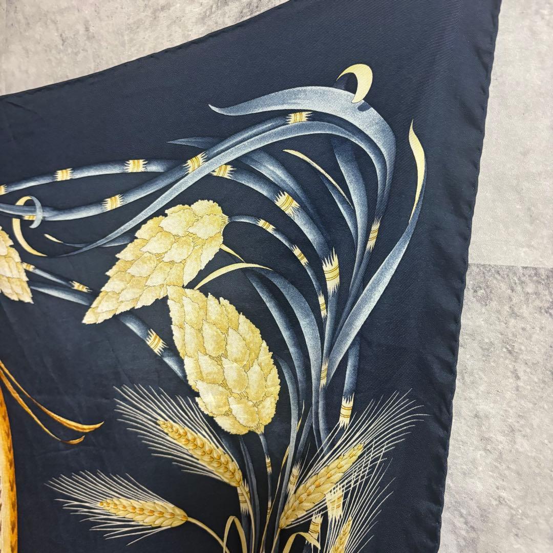 良柄　Salvatore Feragammo 88×88 シルクスカーフ