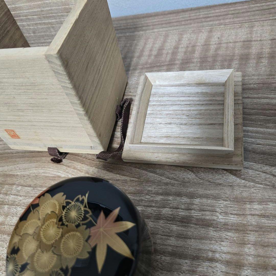 黒い木製棗 金色の花模箱付き