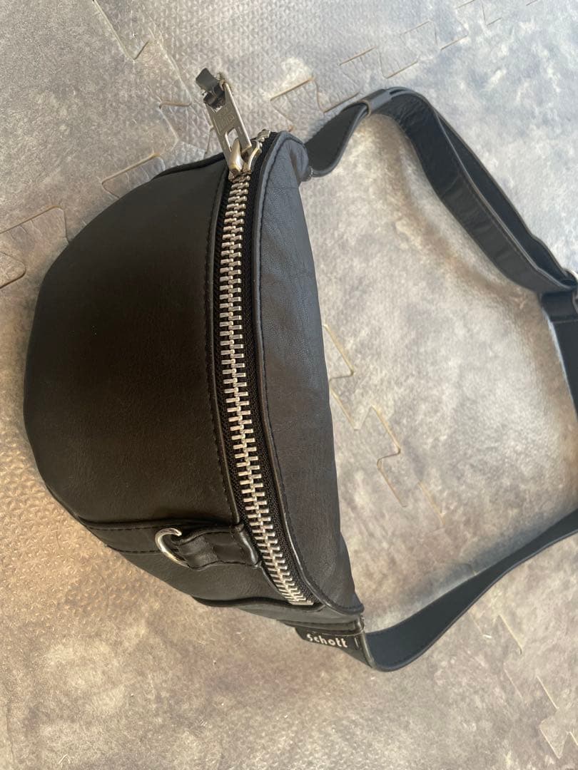 Schott ブラック ボディバッグ