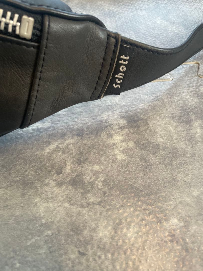 Schott ブラック ボディバッグ