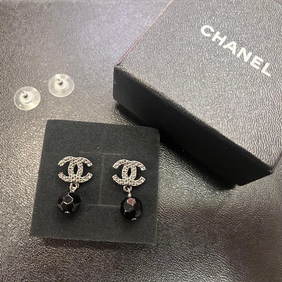 CHANEL ロゴ付き ブラックボール ピアス