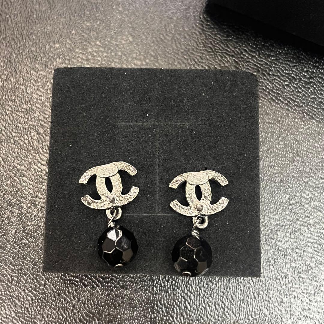 CHANEL ロゴ付き ブラックボール ピアス
