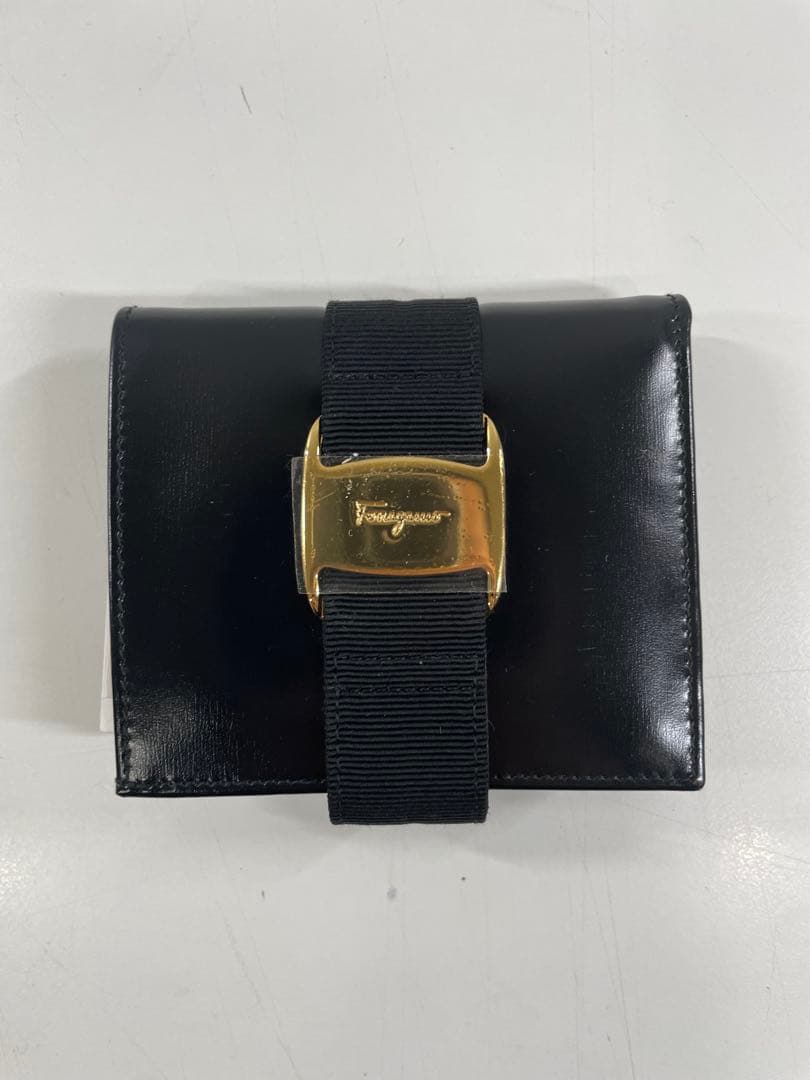 サルバトーレフェラガモ 本革 二つ折り財布 未使用品