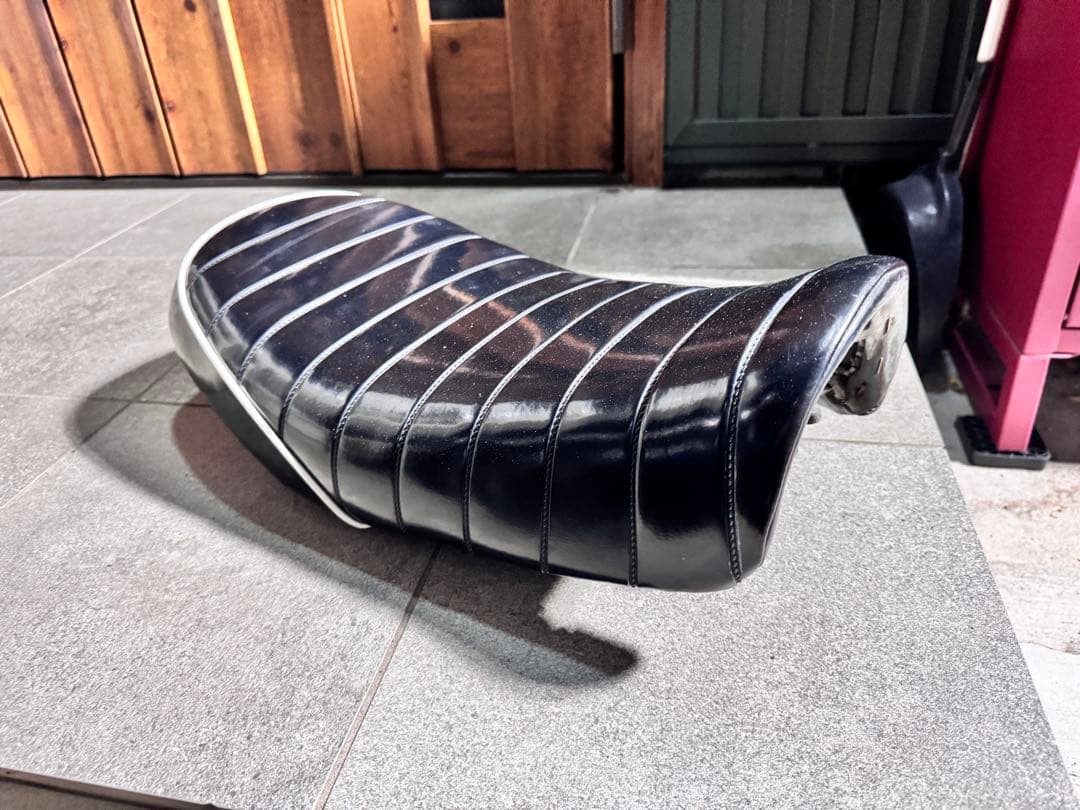 エイプ50 純正シート　エナメルタックロールシート