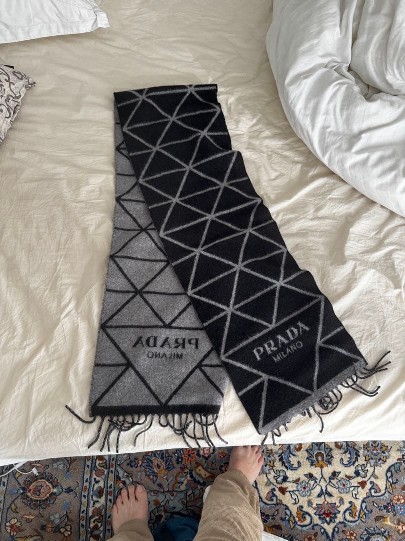 凜*読様 PRADA 幾何学模様 カシミヤ　マフラー ブラック/グレー