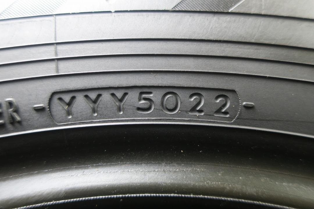 極上イボ付き 2022年製 215/60R17 ヨコハマ ブルーアース RV03