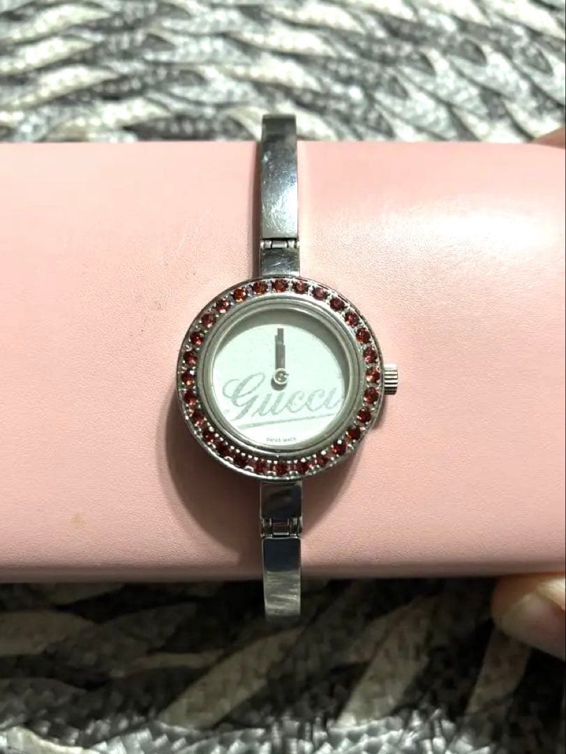 【動作品】Gucci 腕時計(クォーツ) シルバー ガーネット色ストーン