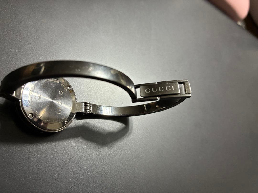 【動作品】Gucci 腕時計(クォーツ) シルバー ガーネット色ストーン