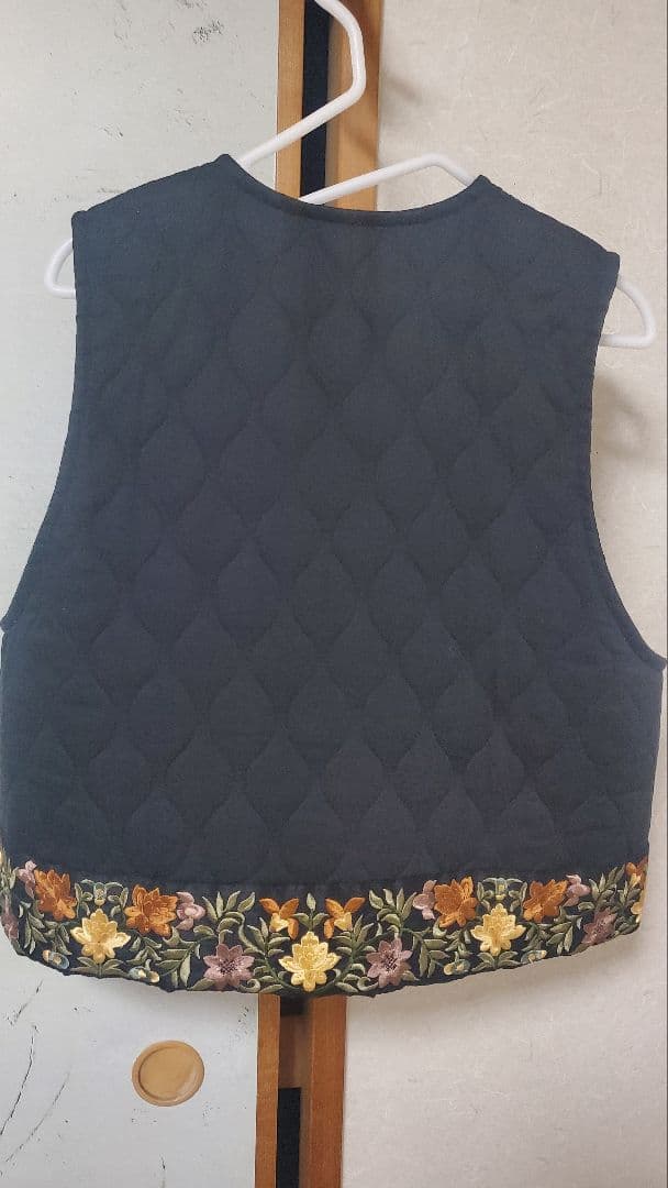 ミズイロインド　キルティング刺繍テープベスト