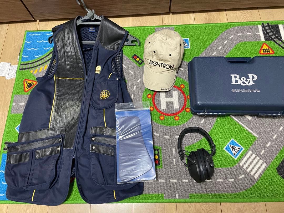 ROBINのガンロッカーと射撃グッズ色々のセット