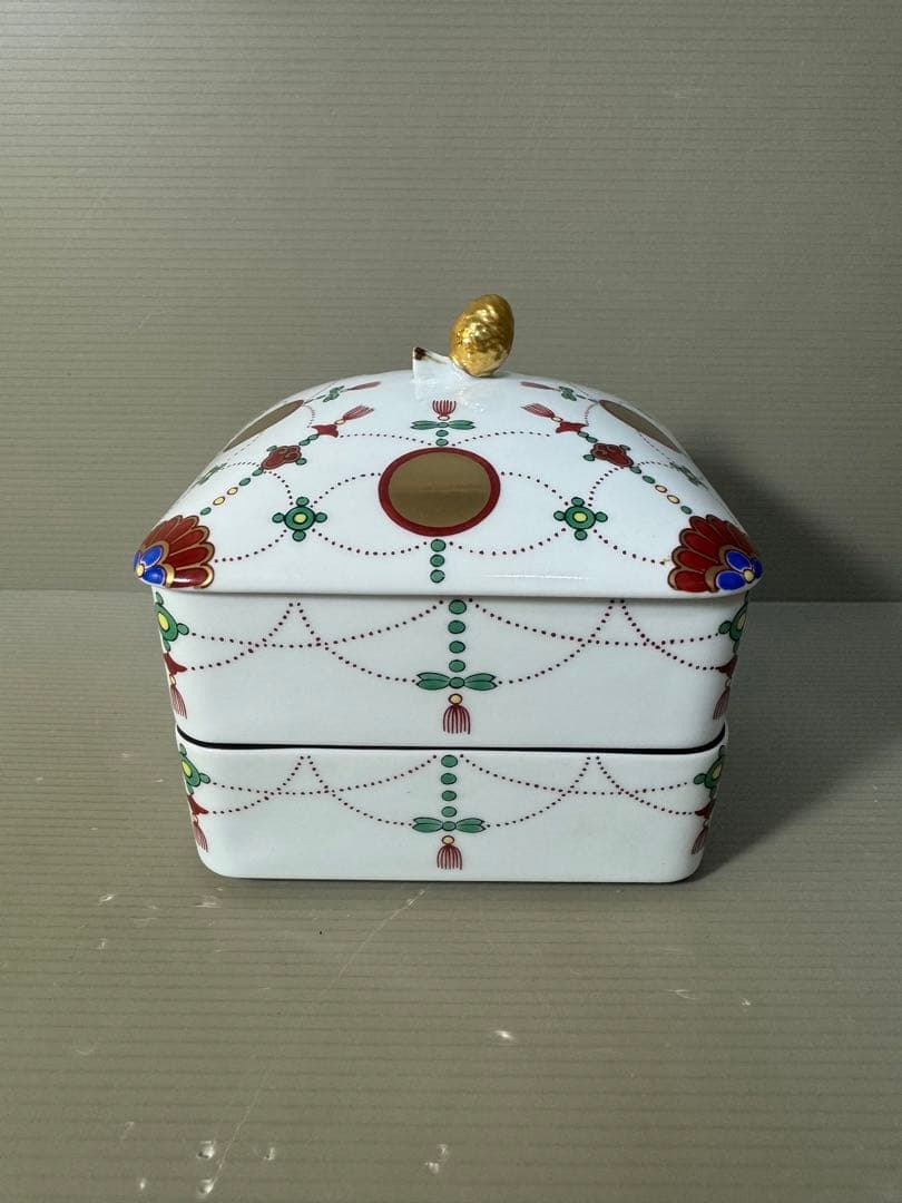 2513 希少　有田焼 其泉窯 角二段重 錦日輪赤玉瓔珞文　未使用