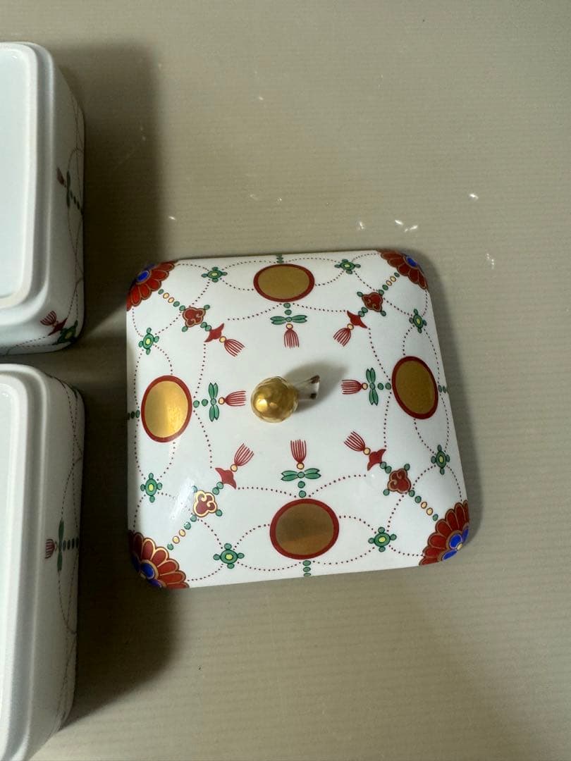 2513 希少　有田焼 其泉窯 角二段重 錦日輪赤玉瓔珞文　未使用