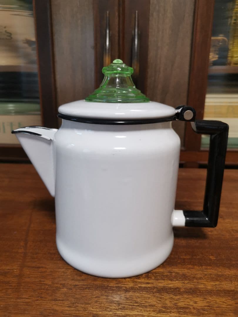 アンティーク ホワイトエナメルケトル ブラックリム グリーンガラス撮