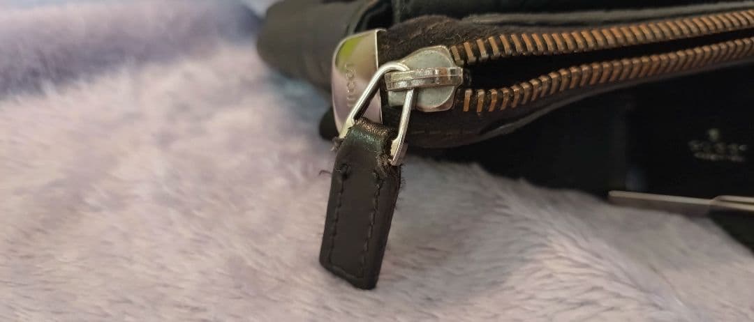 GUCCI　ボディーバッグGG シマレザー黒