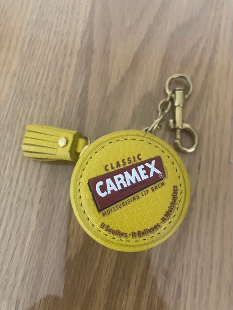 アニヤハインドマーチ「Carmex 」パース・チャーム イエロー