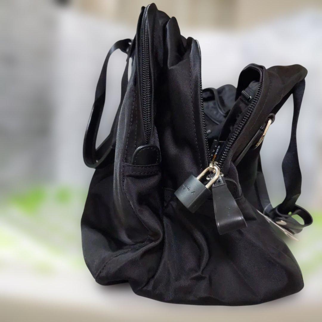 黒のナイロンボストンバッグ