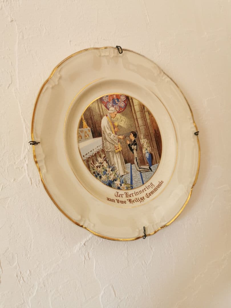 アンティーク ベルギー ボッホ 少年の初聖体拝領記念プレート 飾り皿 ワイヤー付