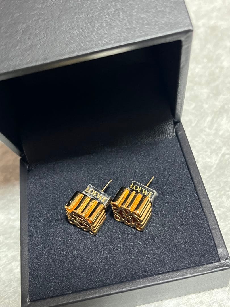 LOEWE アナグラム　ゴールドピアス
