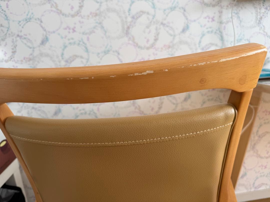 ベージュの木製アームチェア (キャスター付き)