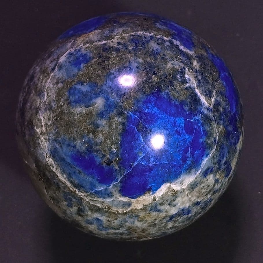 ⑥紫外線蛍光 ラピスラズリインハックマナイト 原石 丸玉 スフィア 台付 53㎜