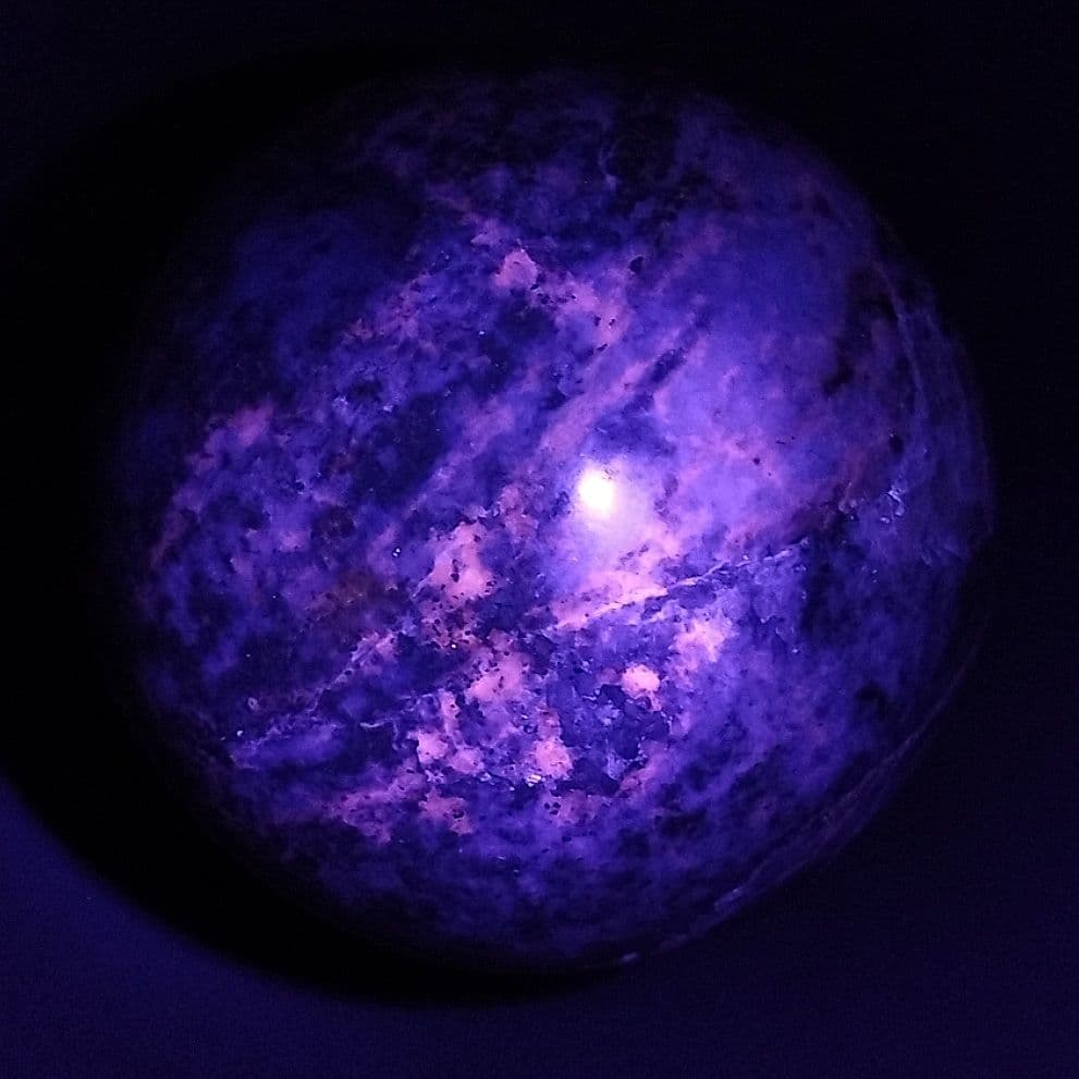 ⑥紫外線蛍光 ラピスラズリインハックマナイト 原石 丸玉 スフィア 台付 53㎜