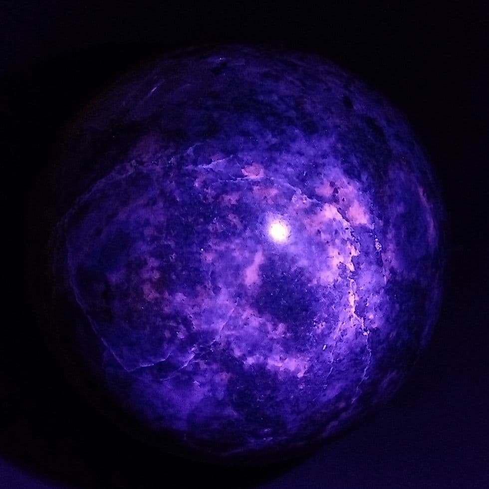 ⑥紫外線蛍光 ラピスラズリインハックマナイト 原石 丸玉 スフィア 台付 53㎜