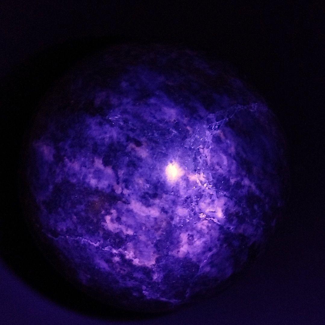 ⑥紫外線蛍光 ラピスラズリインハックマナイト 原石 丸玉 スフィア 台付 53㎜