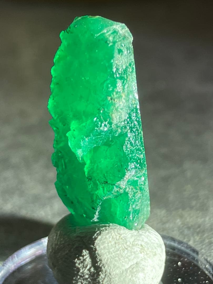 エメラルド結晶（大）原石　カラーチェンジ