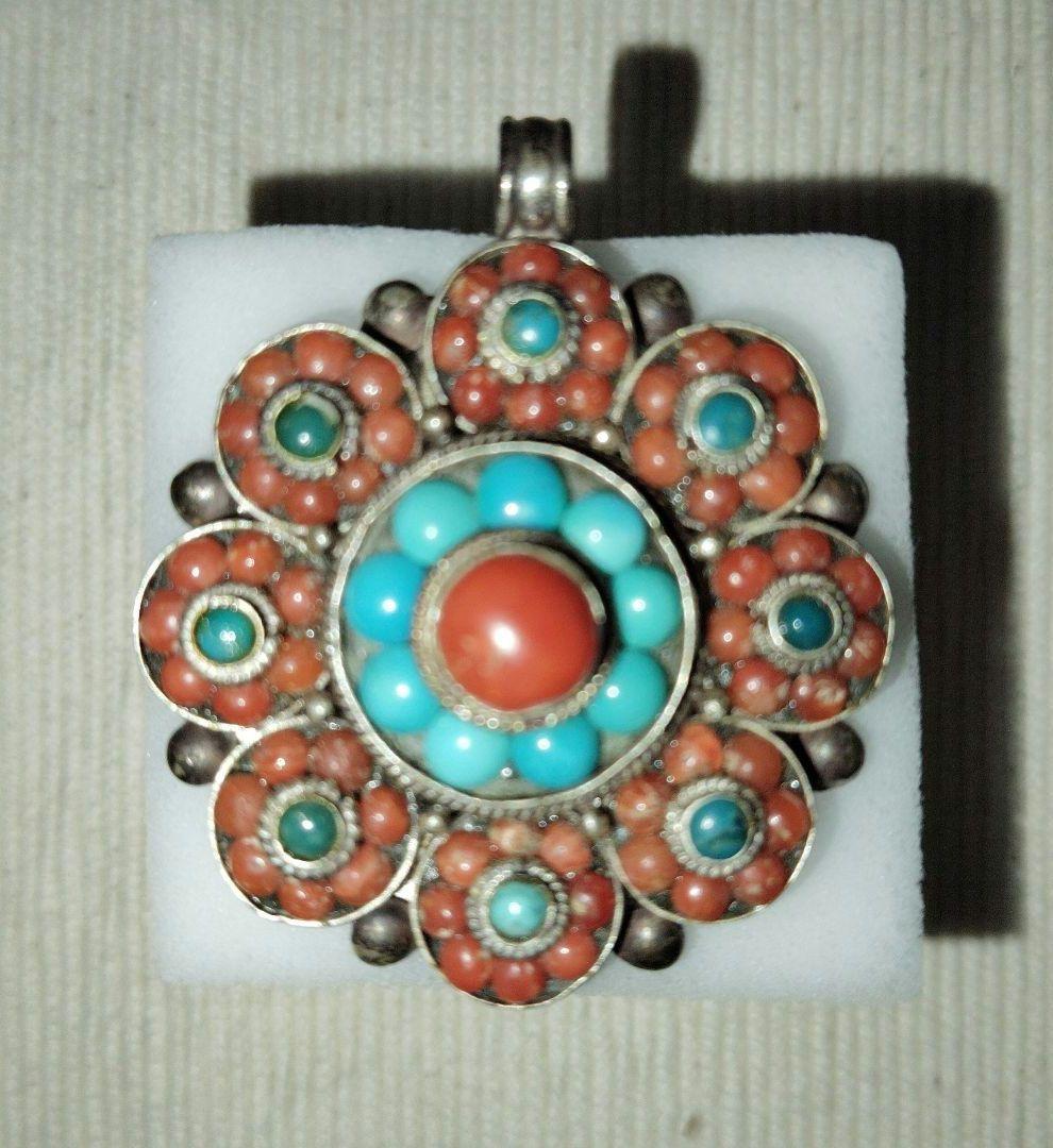アンティーク　ターコイズと山サンゴのお守りペンダントトップ　ブローチにも