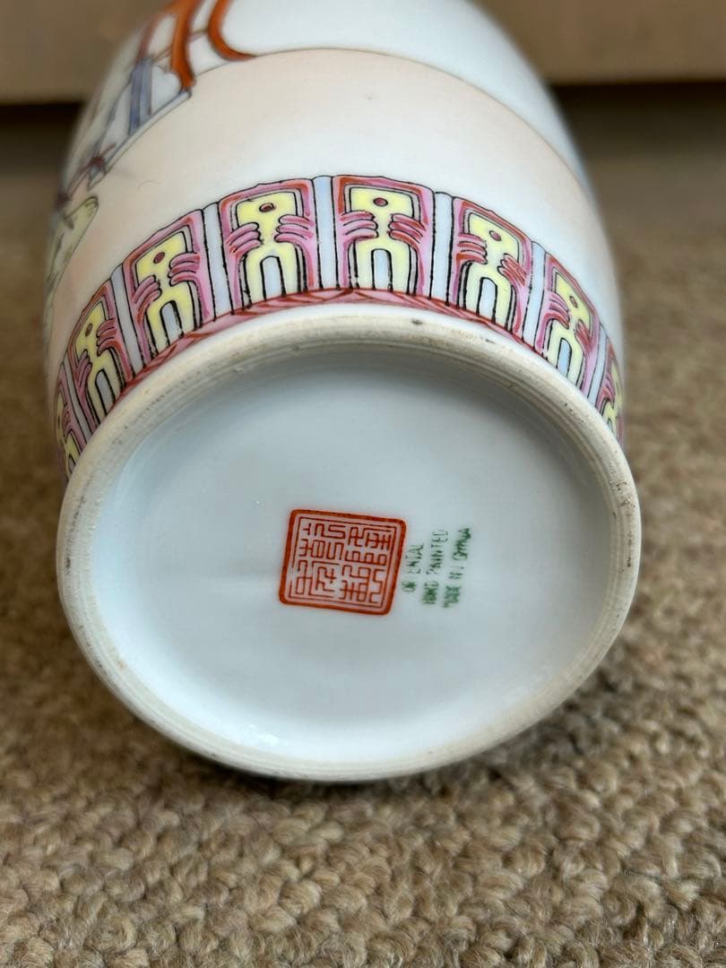 中国景徳鎮製花瓶　粉彩人物紋　三隆　乾隆年製　中国陶磁器　色絵磁器