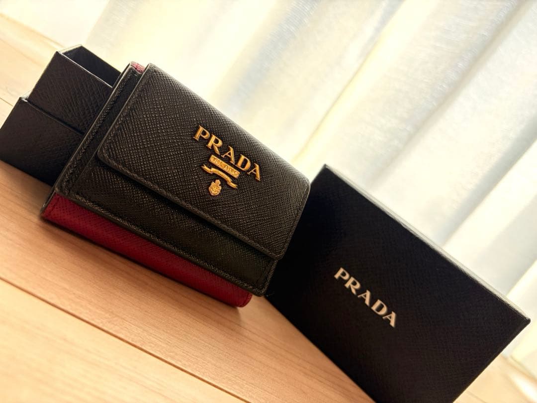 すずらん＊ PRADA 三つ折り財布 ブラック/レッド