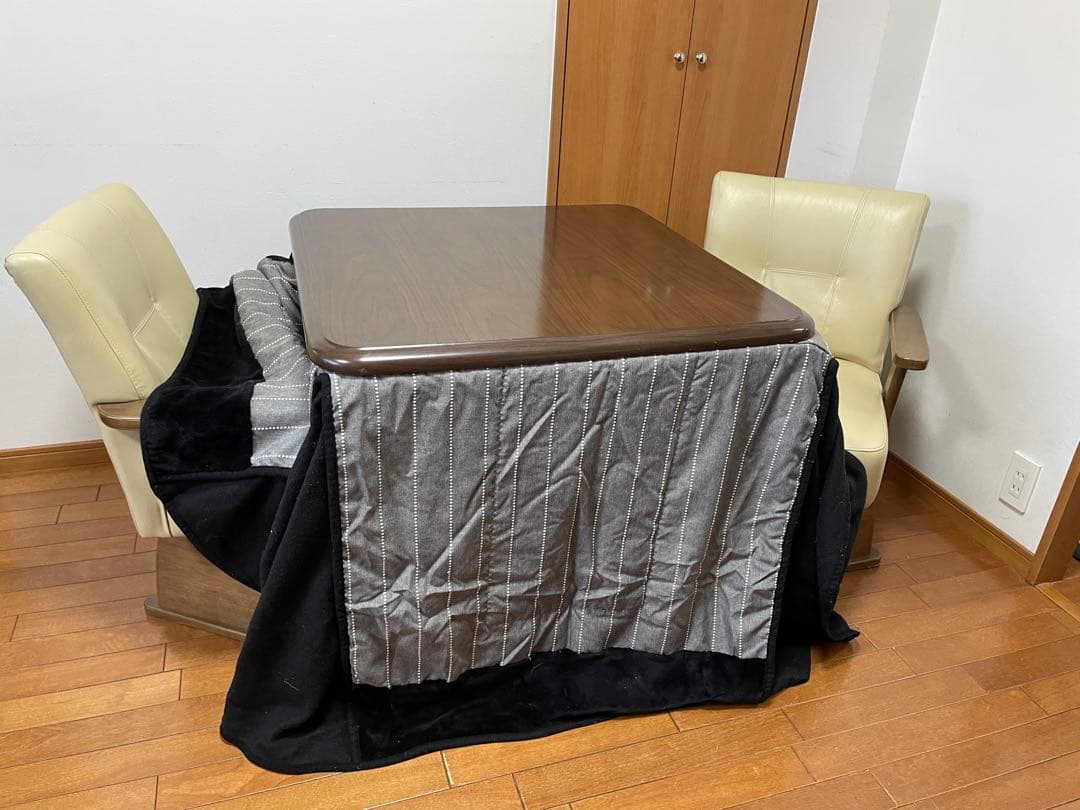 木製正方形テーブルこたつとアーム付きレザー椅子二脚セット布団二枚