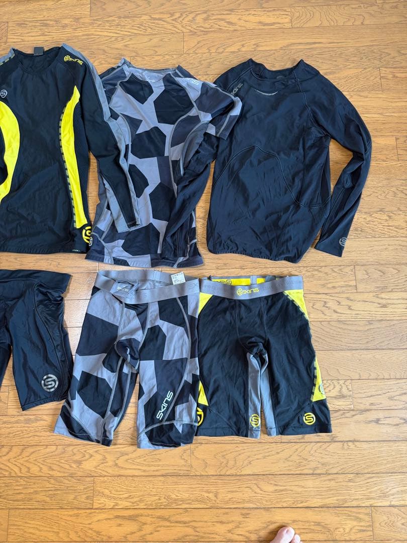 SKINS スキンズ　M