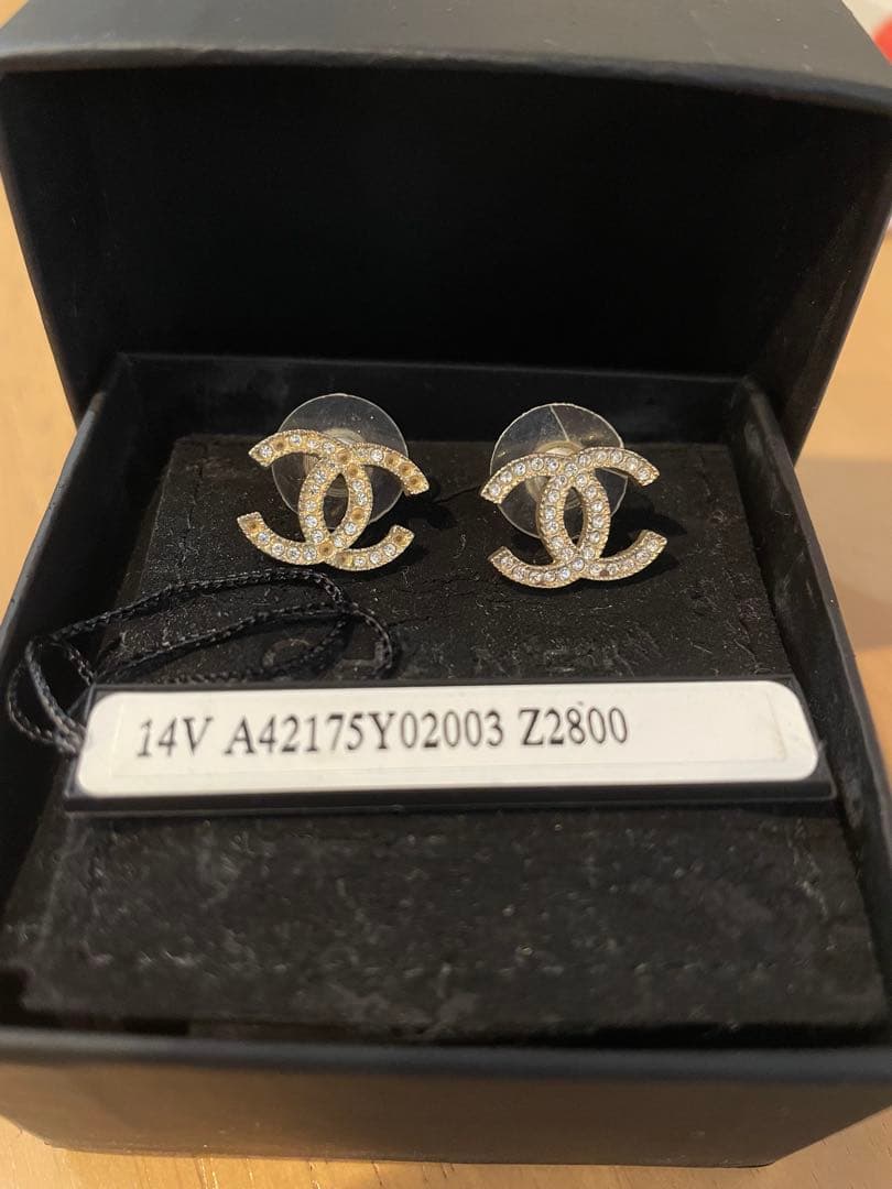 CHANEL ロゴピアス　CCロゴ　ストーン外れ